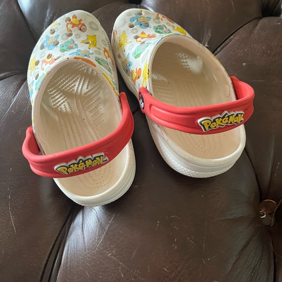 Crocs Kids' Pokémon size 1 Classic Clogs. - Picture 3 of 8